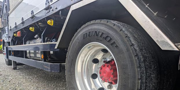 トラックの車輪